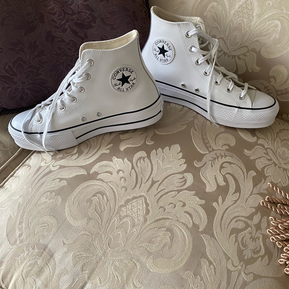 Chuck Taylor AllStar Lift Platform White Leather- Size UK 7 US 9